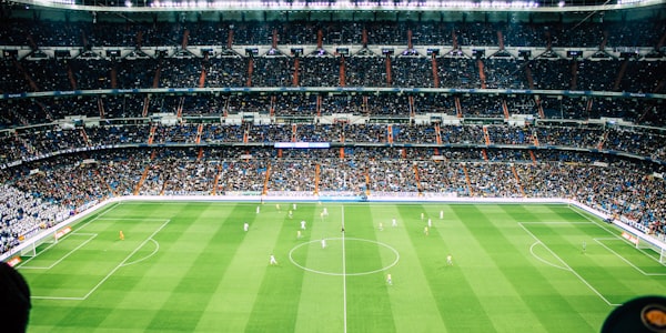 教练在场边指挥球队战术的严肃表情